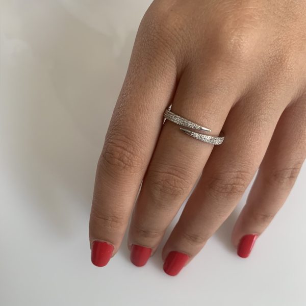 טבעת כסף שורת זירקונים מנוגדת